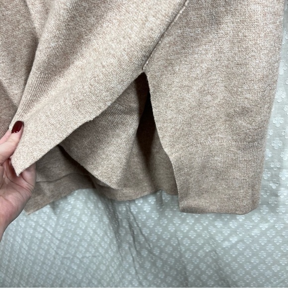 Abercrombie & Fitch Tan Cream Viscose V Neck Sweater - Picture 3 of 5